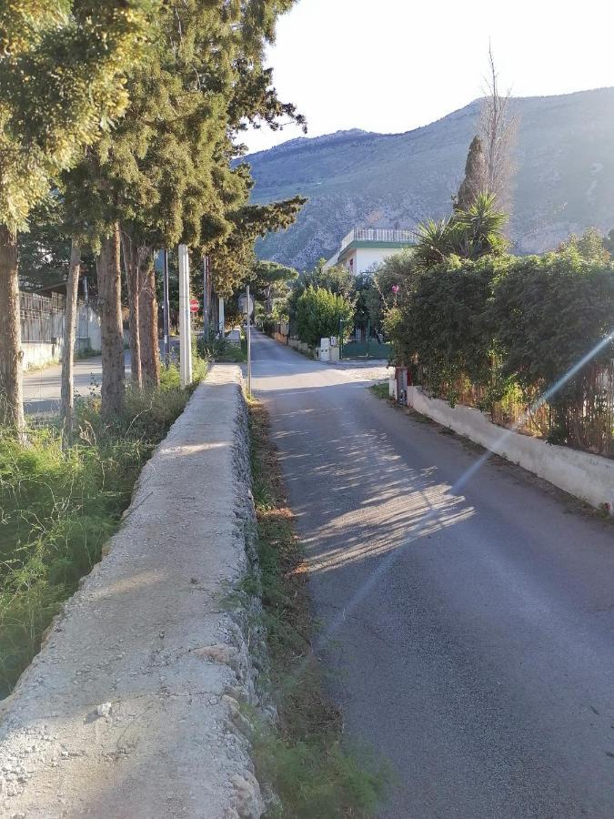 Camera Vicino L'Aeroporto Di Palermo Carini Exterior foto